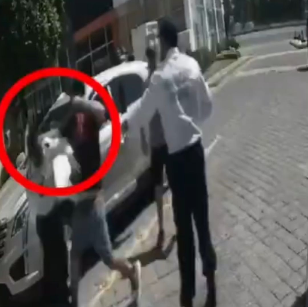 Vigilante es golpeado por querer abrir la cajuela de un vehículo en Puebla.