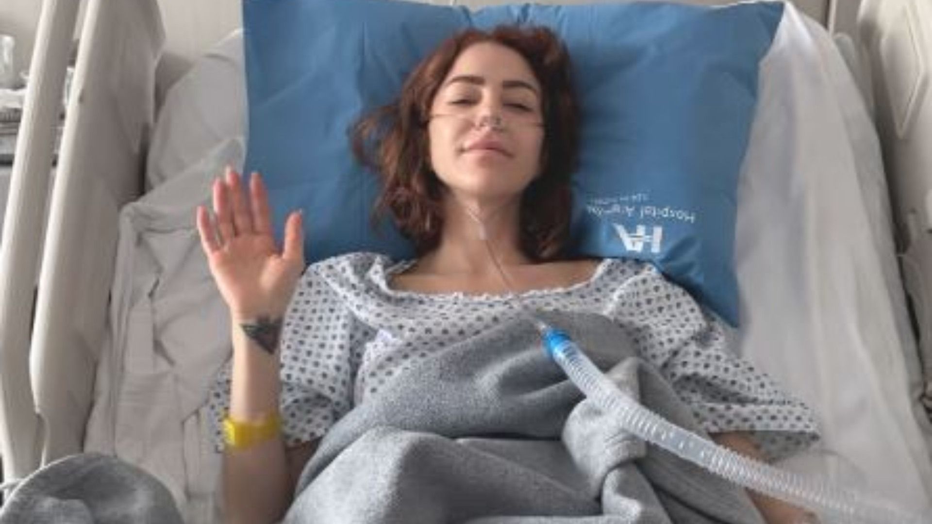 Regina se encuentra en el hospital convaleciendo de una cirugía.