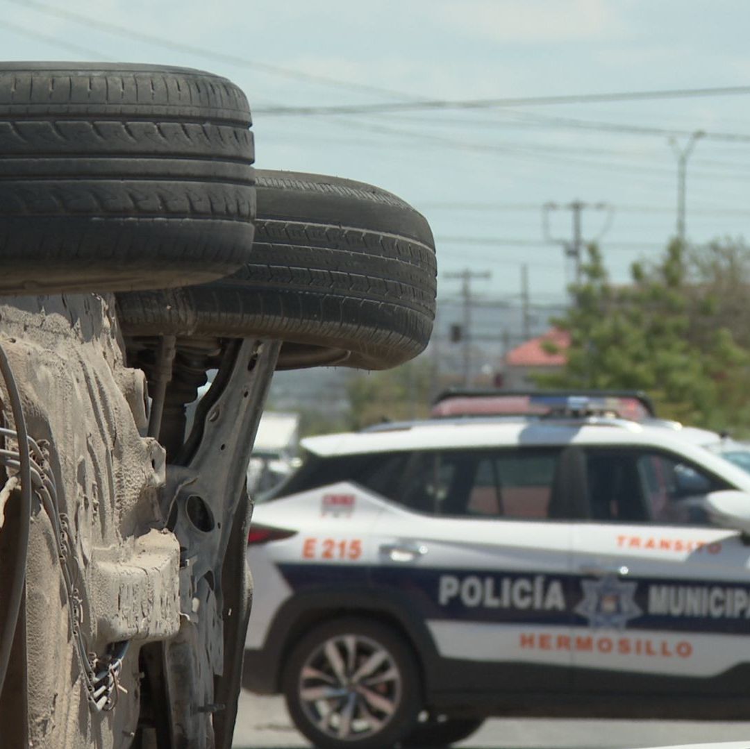 Choque Volcamiento Deja a Dos Jóvenes Lesionados en Hermosillo; Presunto Responsable Huyó
