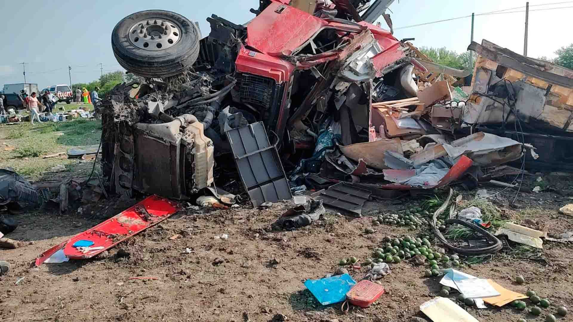 Un Muerto y Dos Heridos en Choque de Tráiler con Camión en Tamaulipas