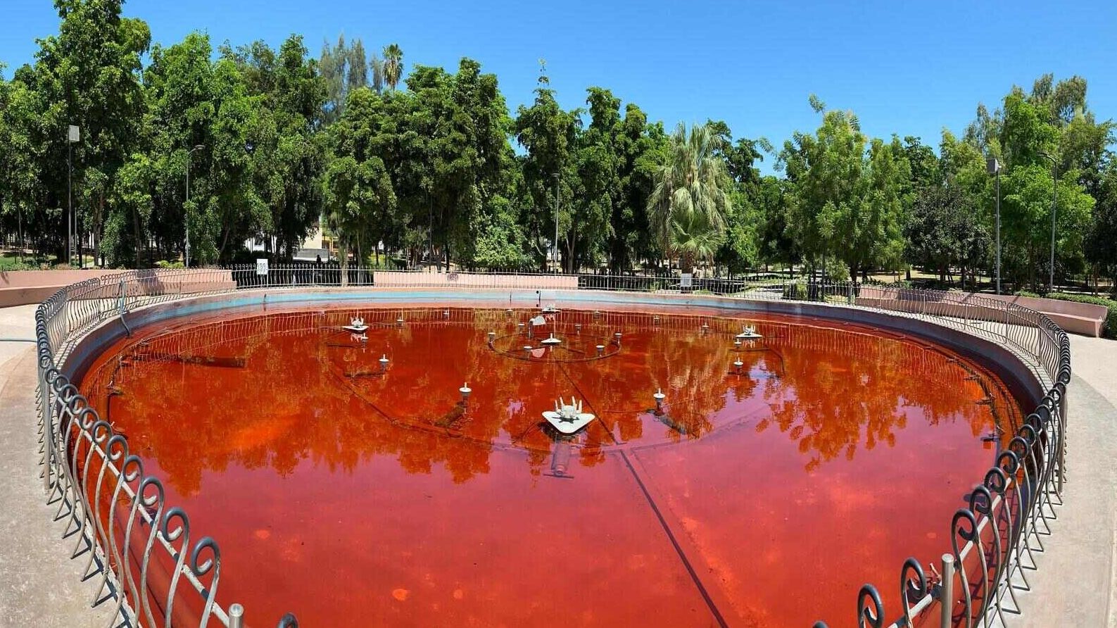 Fuente del Parque I. Madero en Hermosillo es Teñida de Rojo como Acto de Protesta