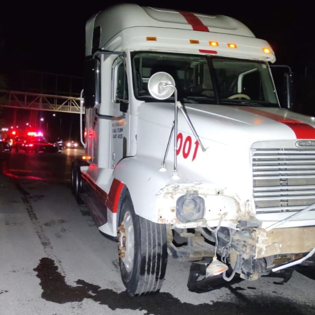 Hombre Pierde la Vida tras Chocar con Tráiler en Nuevo Laredo; Conductor Huye