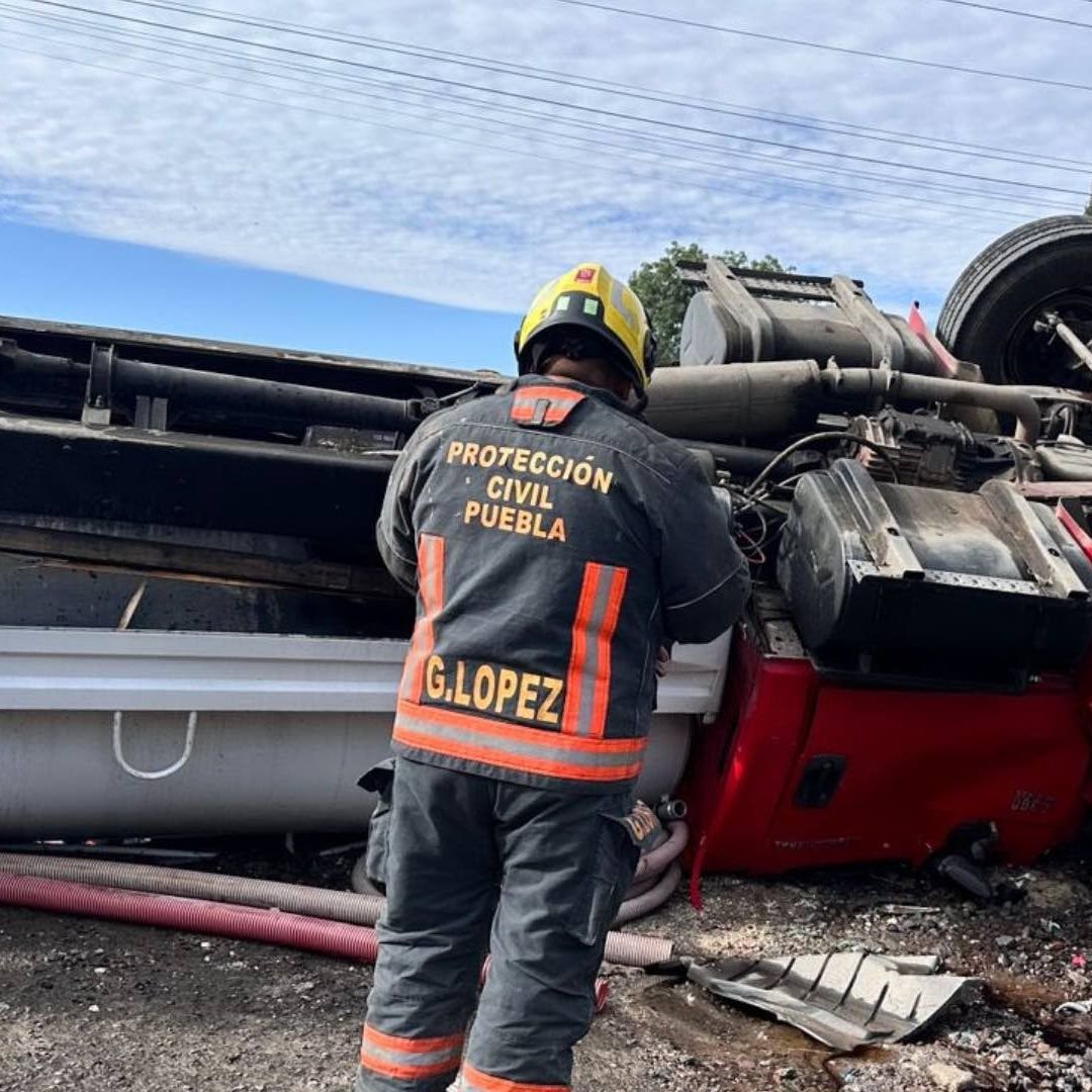 Accidente de Tren y Pipa de Agua en Avenida Ferrocarril de San Pablo Xochimehuacan Puebla