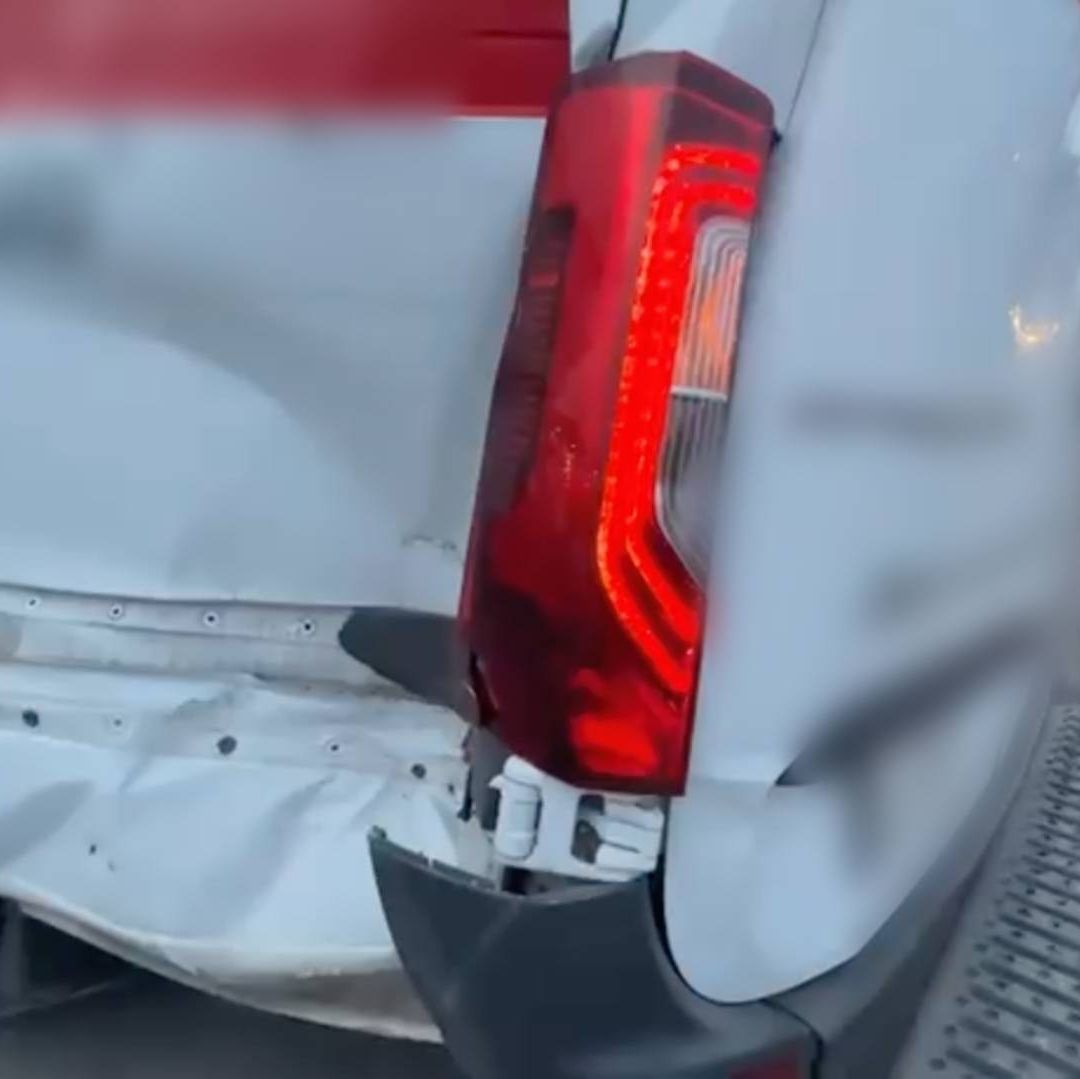 Camoneta de paquetería presuntamente intenta ganarle el paso al tren y termina impactada en la parte trasera.