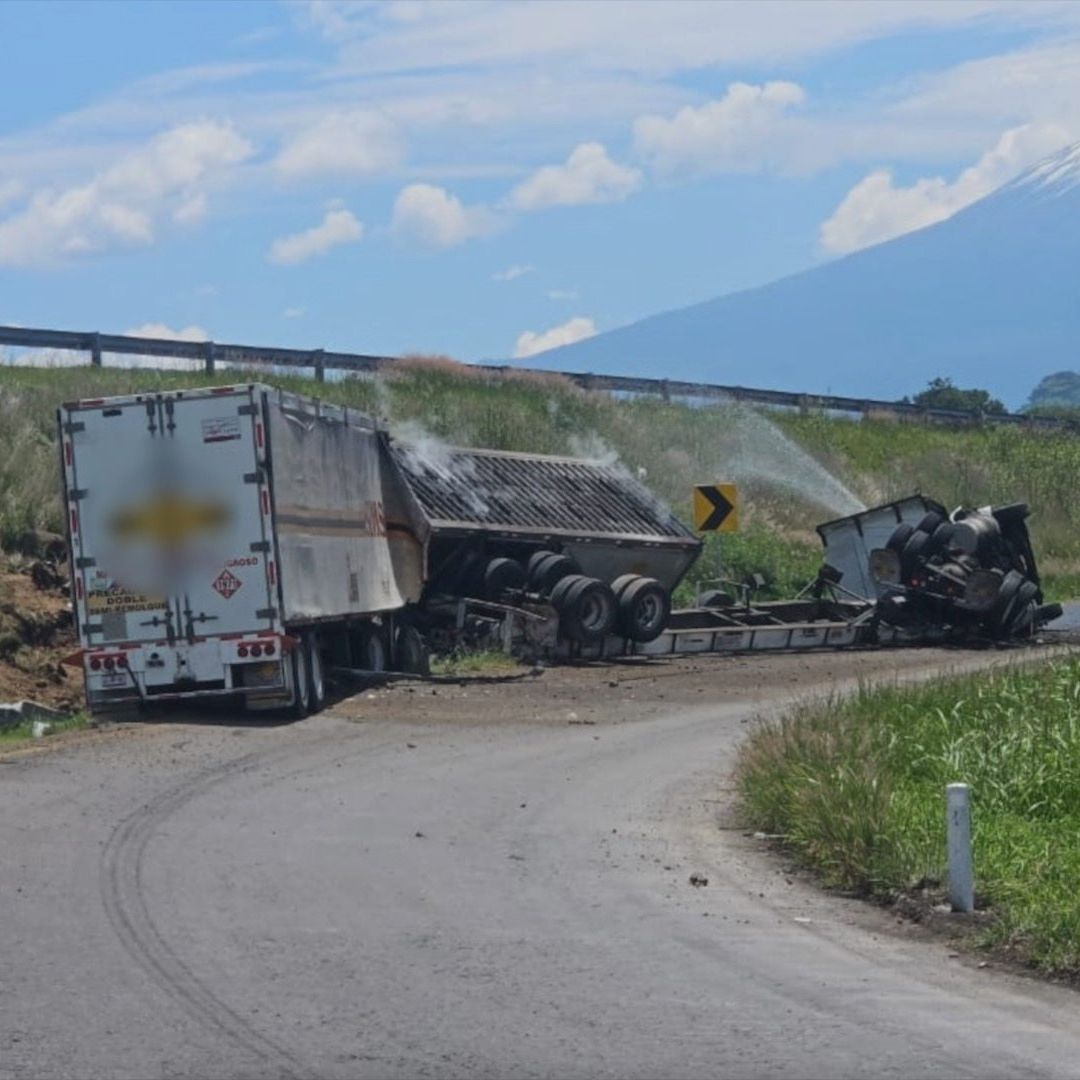 Volcadura de Tráiler y Fuga de Gas Natural en Autopista Siglo XXI de Puebla