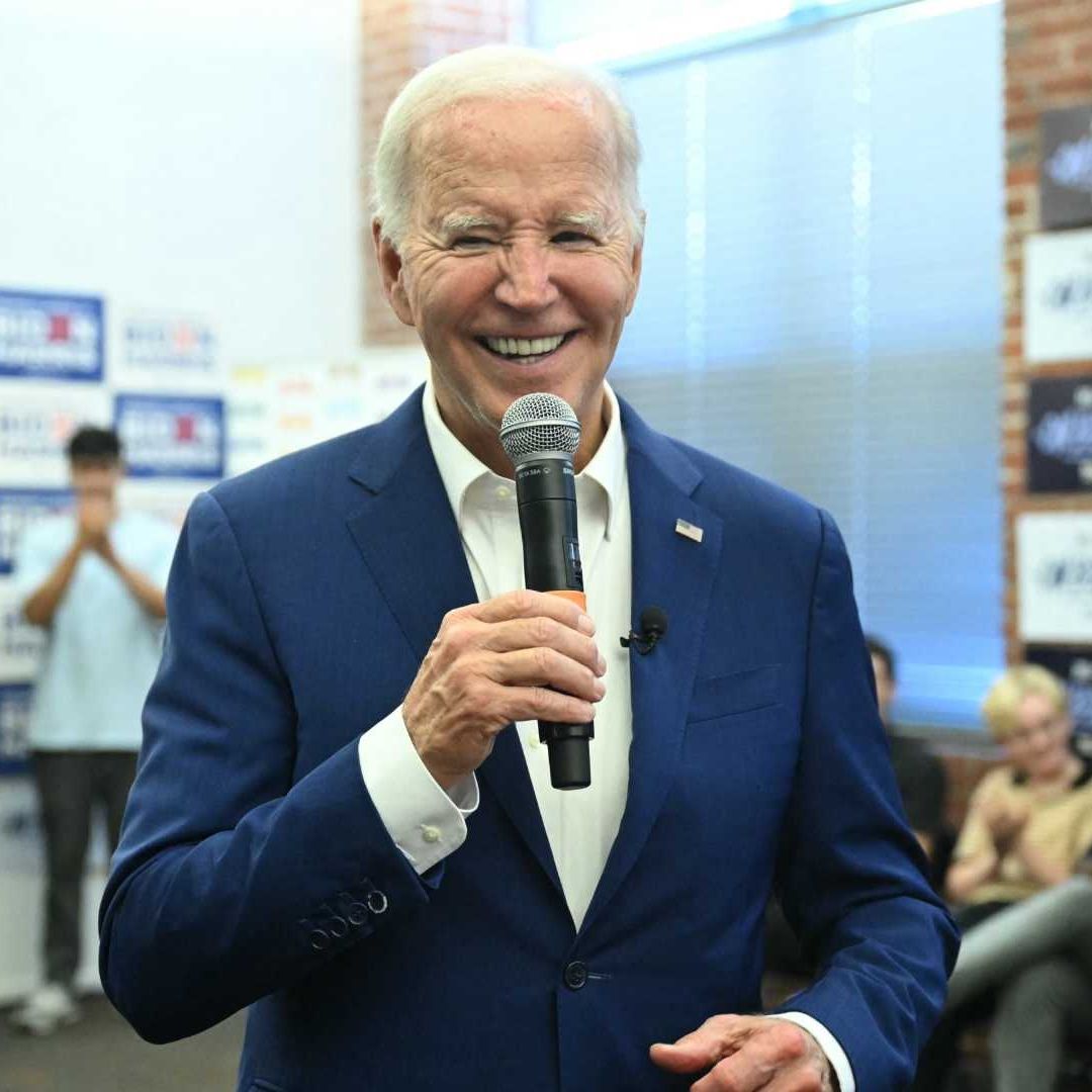 Joe Biden bromea sobre su edad