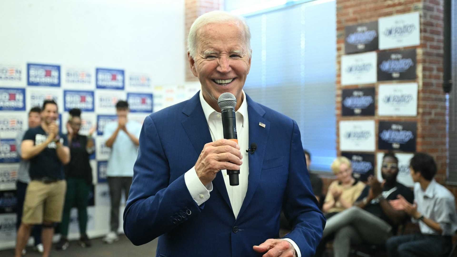 Joe Biden bromea sobre su edad