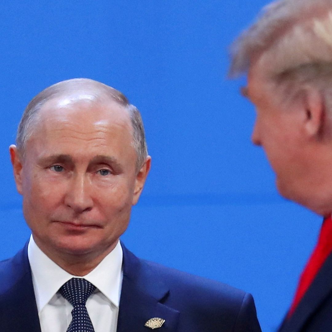 Donald Trump mira a Vladimir Putin