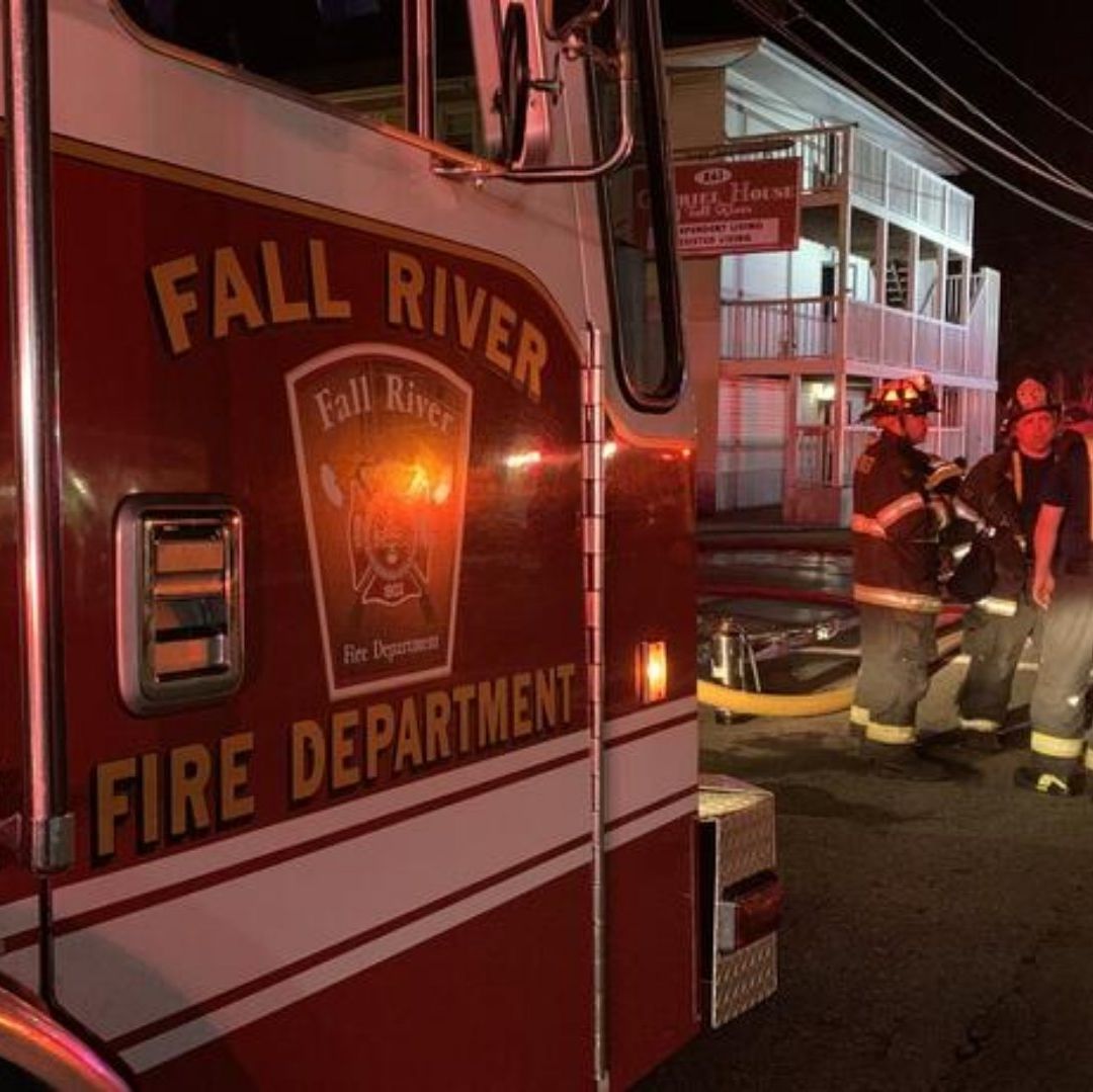 Bomberos atienden emergencia por incendio en casa de asistencia