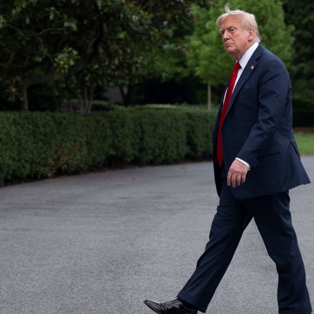 Donald Trump camina por jardines de la Casa Blanca