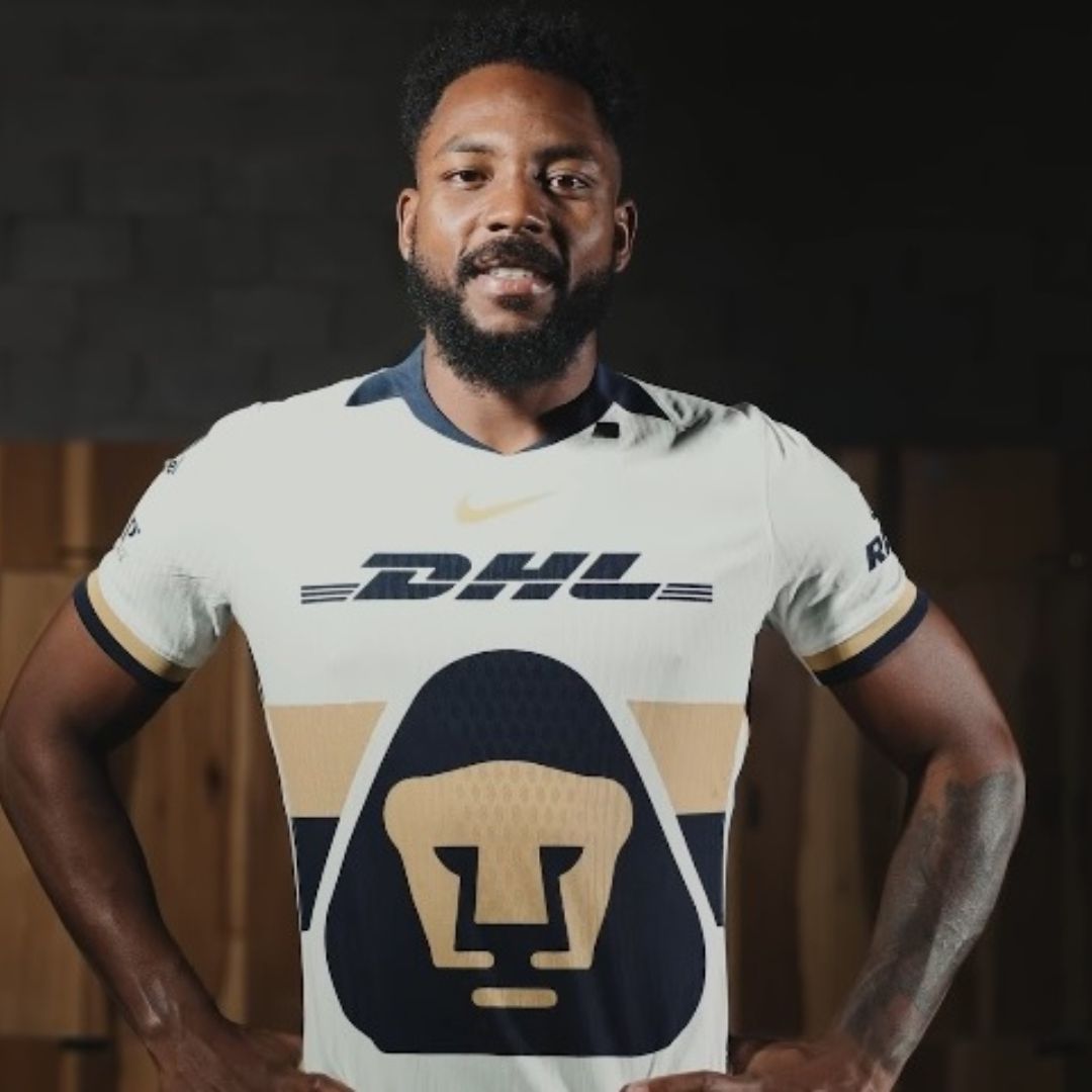 Álvaro Angulo firmó contrato con los Pumas y de inmediato se puso la camiseta del club universitario.