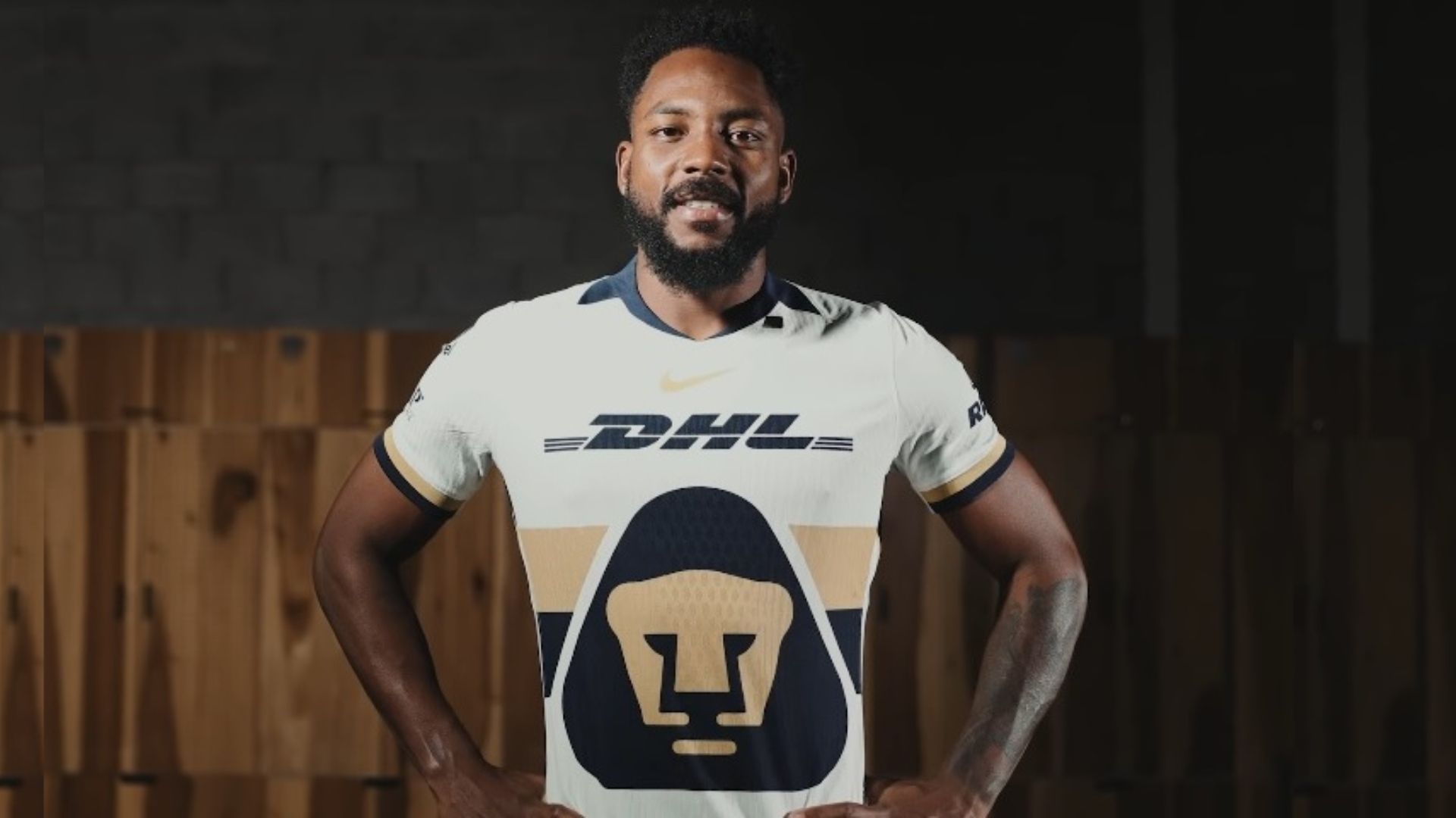 Álvaro Angulo firmó contrato con los Pumas y de inmediato se puso la camiseta del club universitario.