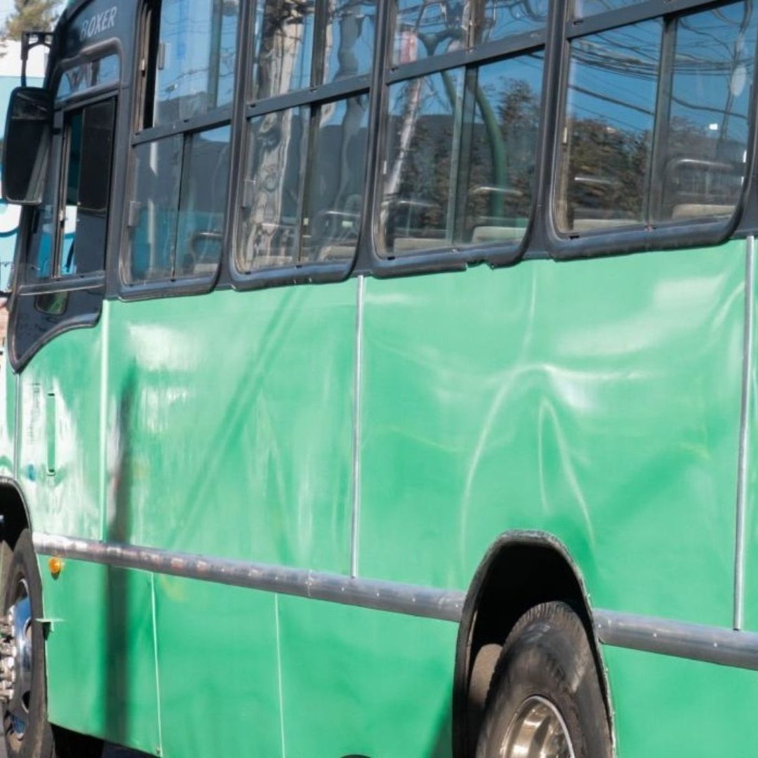 Autoridades realizan peritajes en un camión de pasajeros de la Ciudad de México