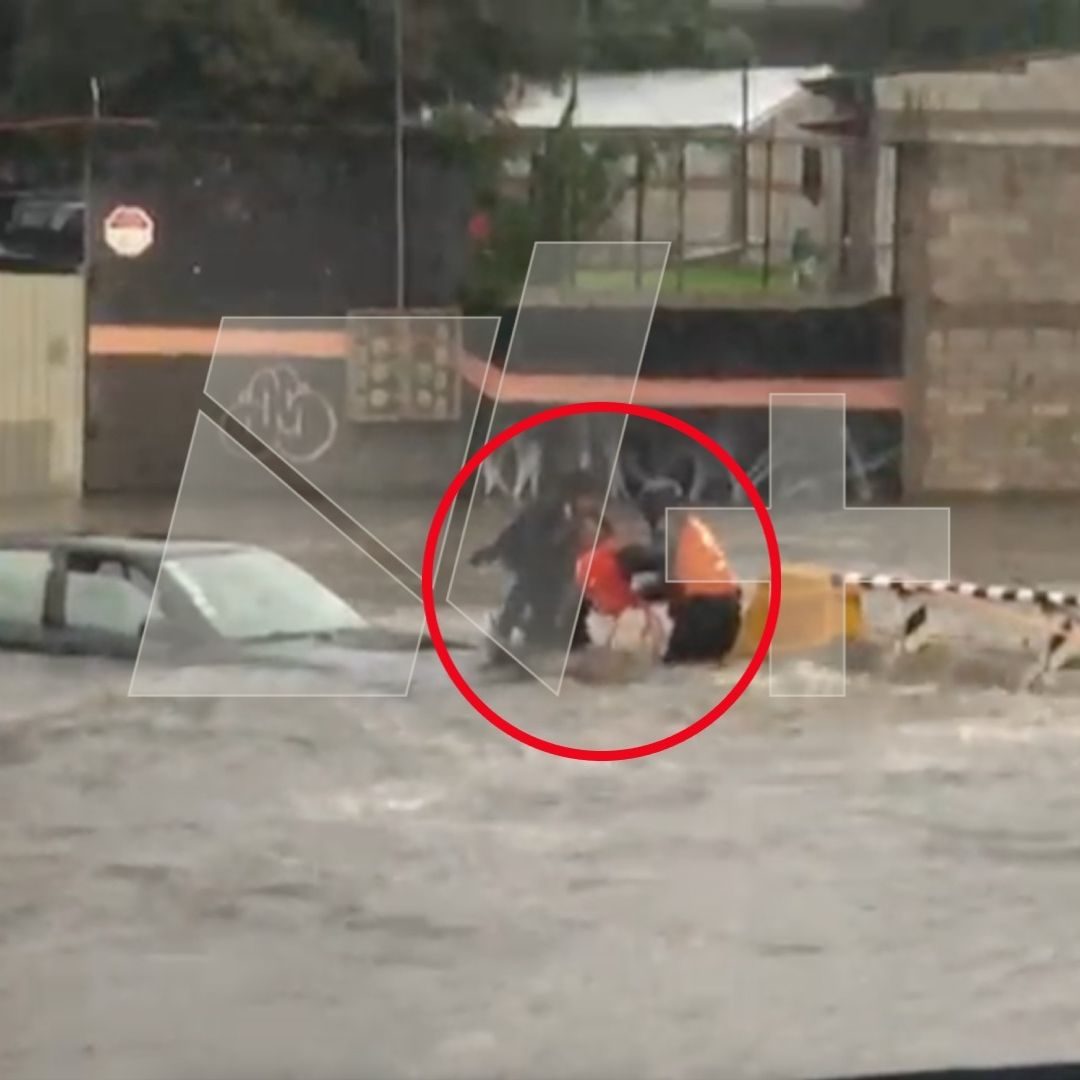 Mujer Rescatada tras Quedar Atrapada por Desbordamiento de Río Zapatero en Puebla