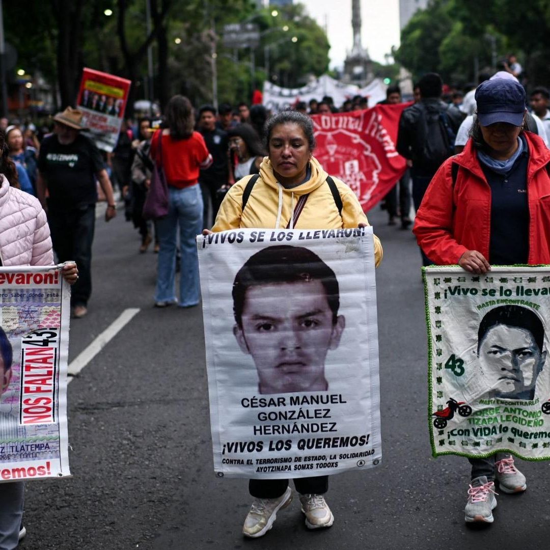 Padres de los 43 normalistas desaparecidos de Ayotzinapa marchan en la CDMX en junio de 2024.
