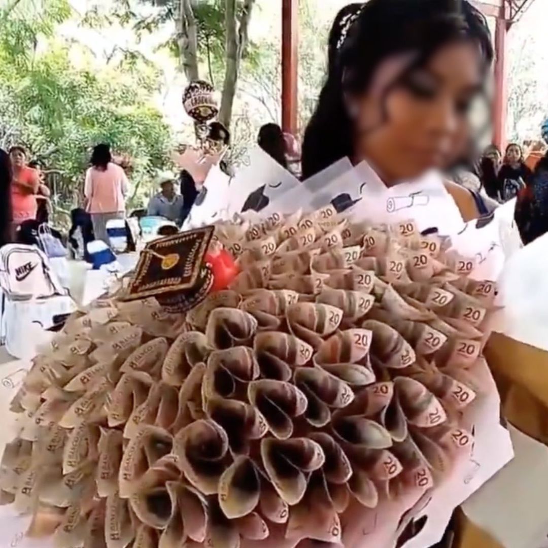 Padre Migrante Regala Ramo de Billetes a su Hija en Graduación de Bachiller en Tepexco Puebla