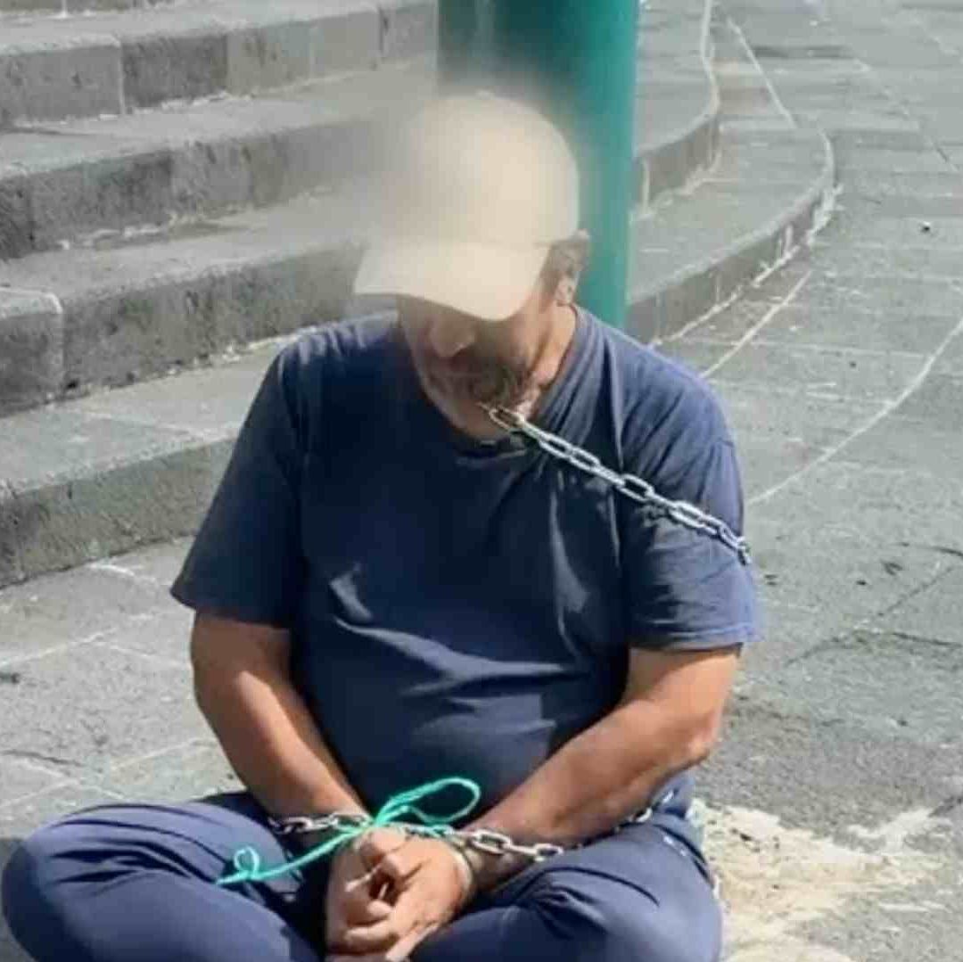Ricaardo se encadenó a un poste e inició una huelga de hambre frente al Palacio de Gobierno en Xalapa.
