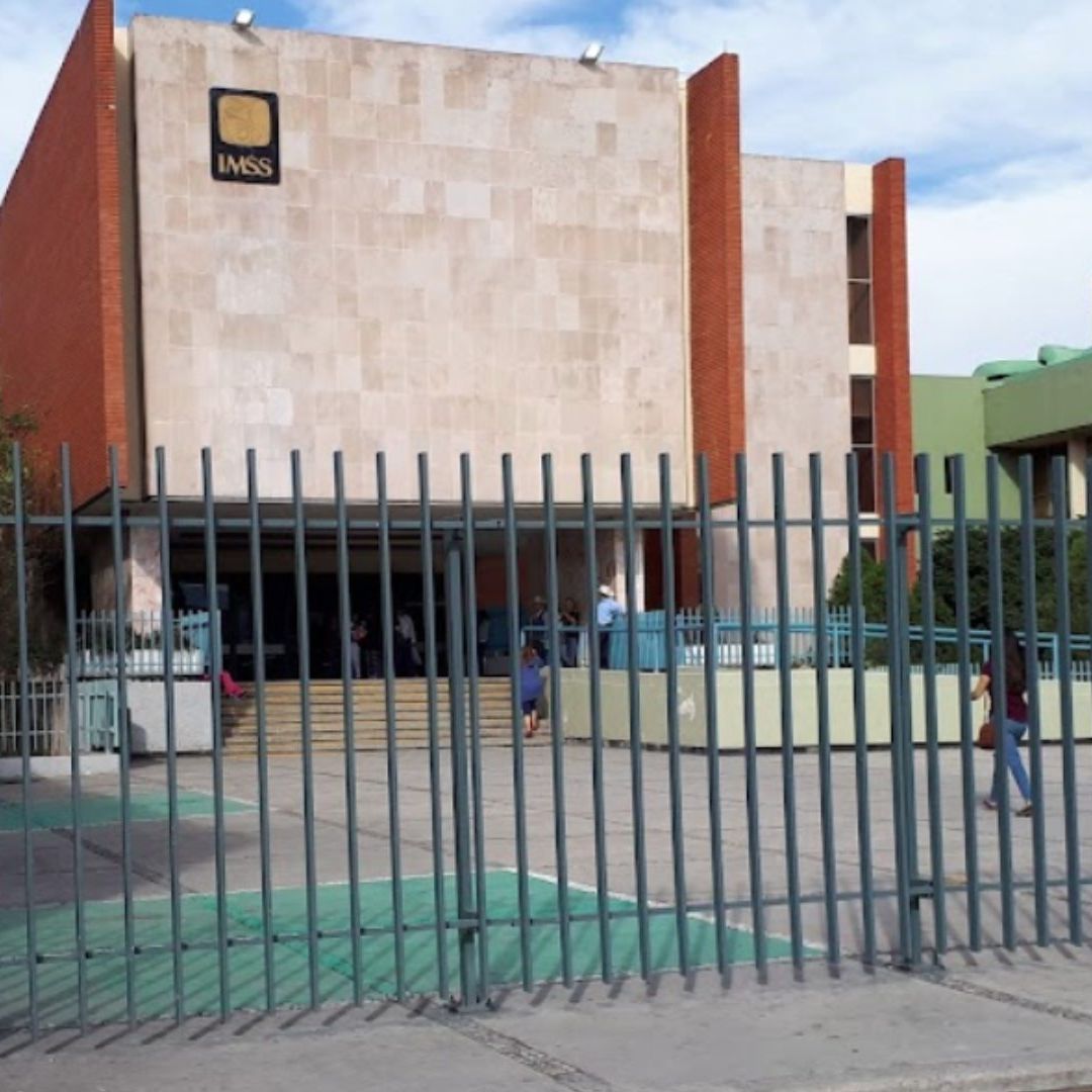 Mujer Da a Luz en Baños de Clínica del IMSS