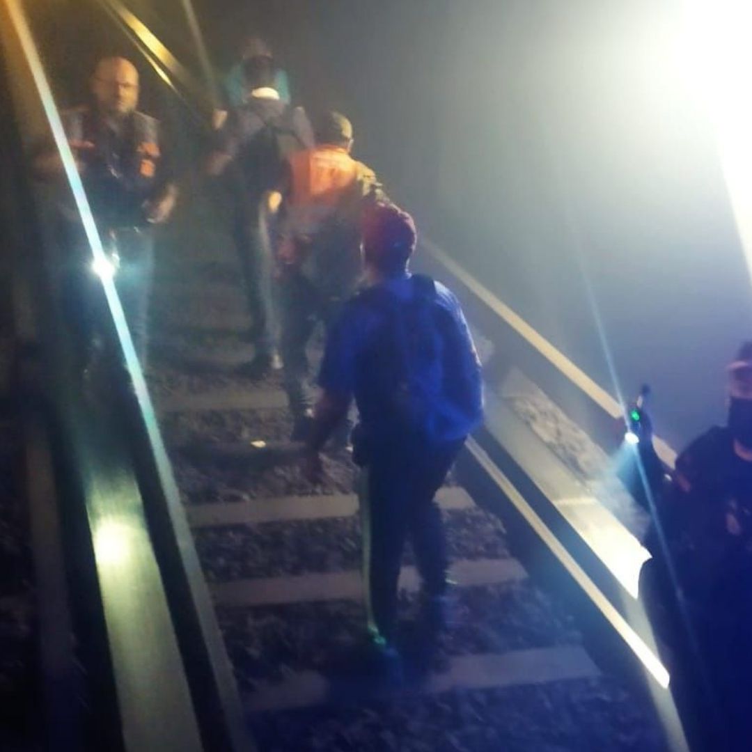 Usuarios de la Línea 2 del Metro CDMX fueron desalojados del vagón debido a la presencia de humo