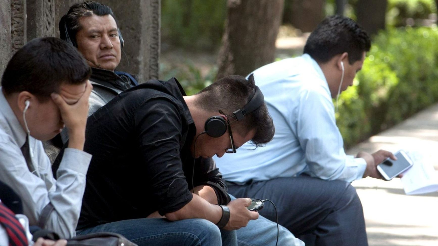 Escuchar zumbidos o sentir palpitaciones en los oídos después de quitarse los audífonos es síntoma de daño auditivo