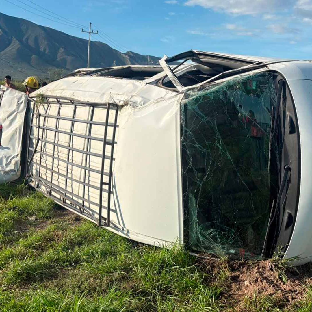 Vuelca Transporte de Personal al Chocar con Trailer en Carretera de Coahuila; Hay 12 Lesionados