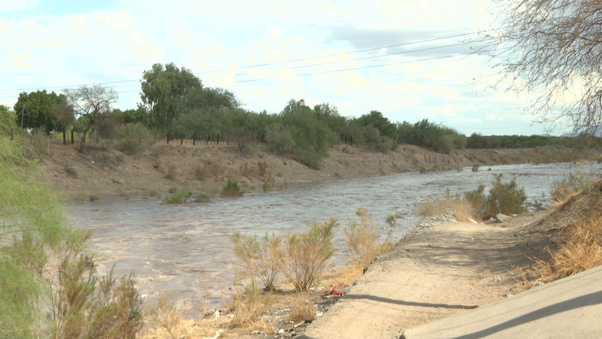 Llega Agua al Río San Miguel en San Pedro El Saucito al Oriente de Hermosillo