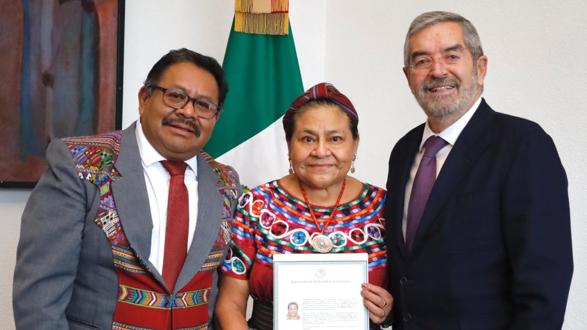 La naturalización mexicana de Menchú formaliza sus vínculos con el país.