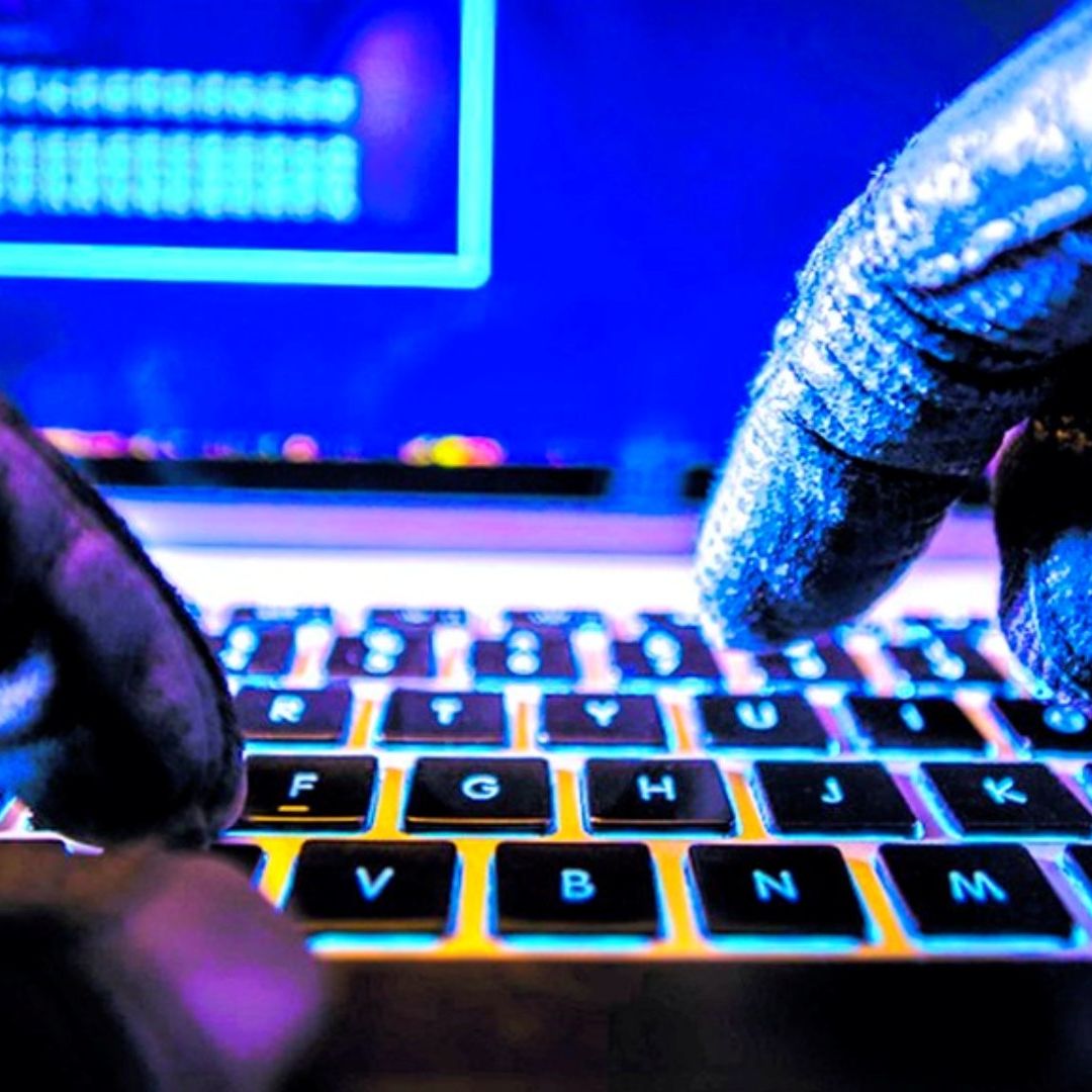 Ciberdelincuente trabajando en una computadora