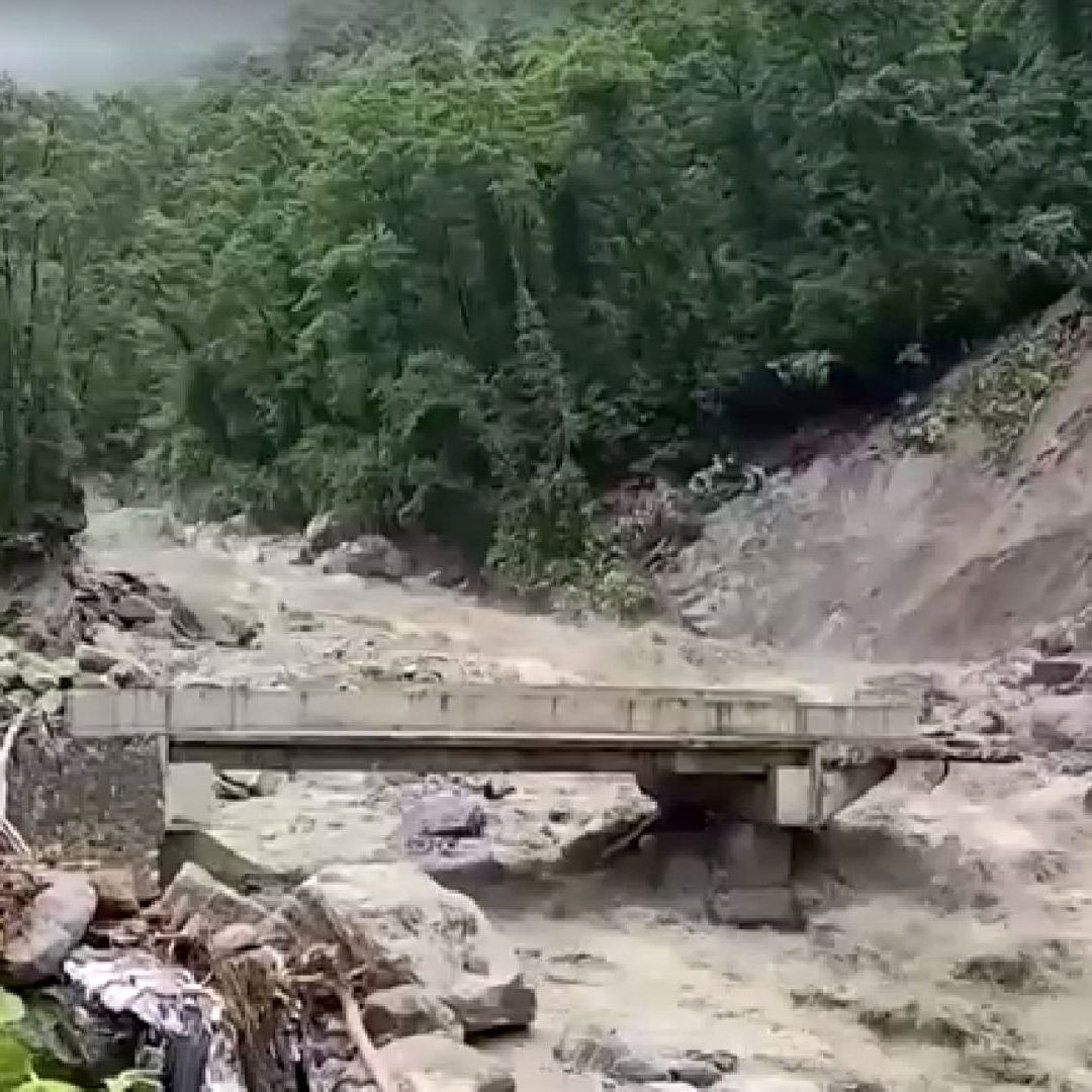 Fuertes Lluvias Arrastran Tramos de Autopista en el Tíbet y Deja Varadas a Cientos de Personas