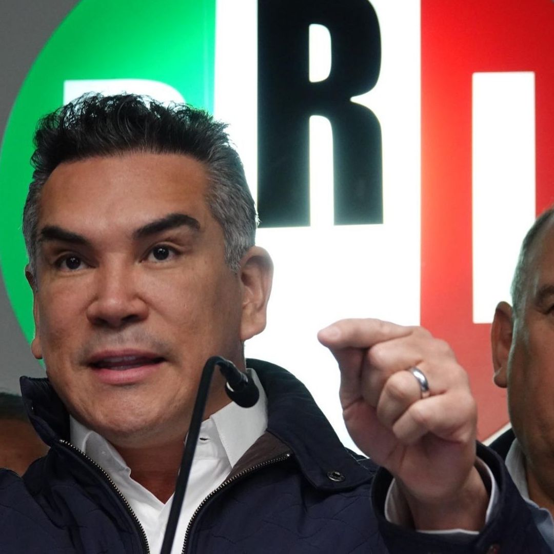 Alejando Moreno, líder nacional del PRI y detrás de él, el diputado Rubén Moreira
