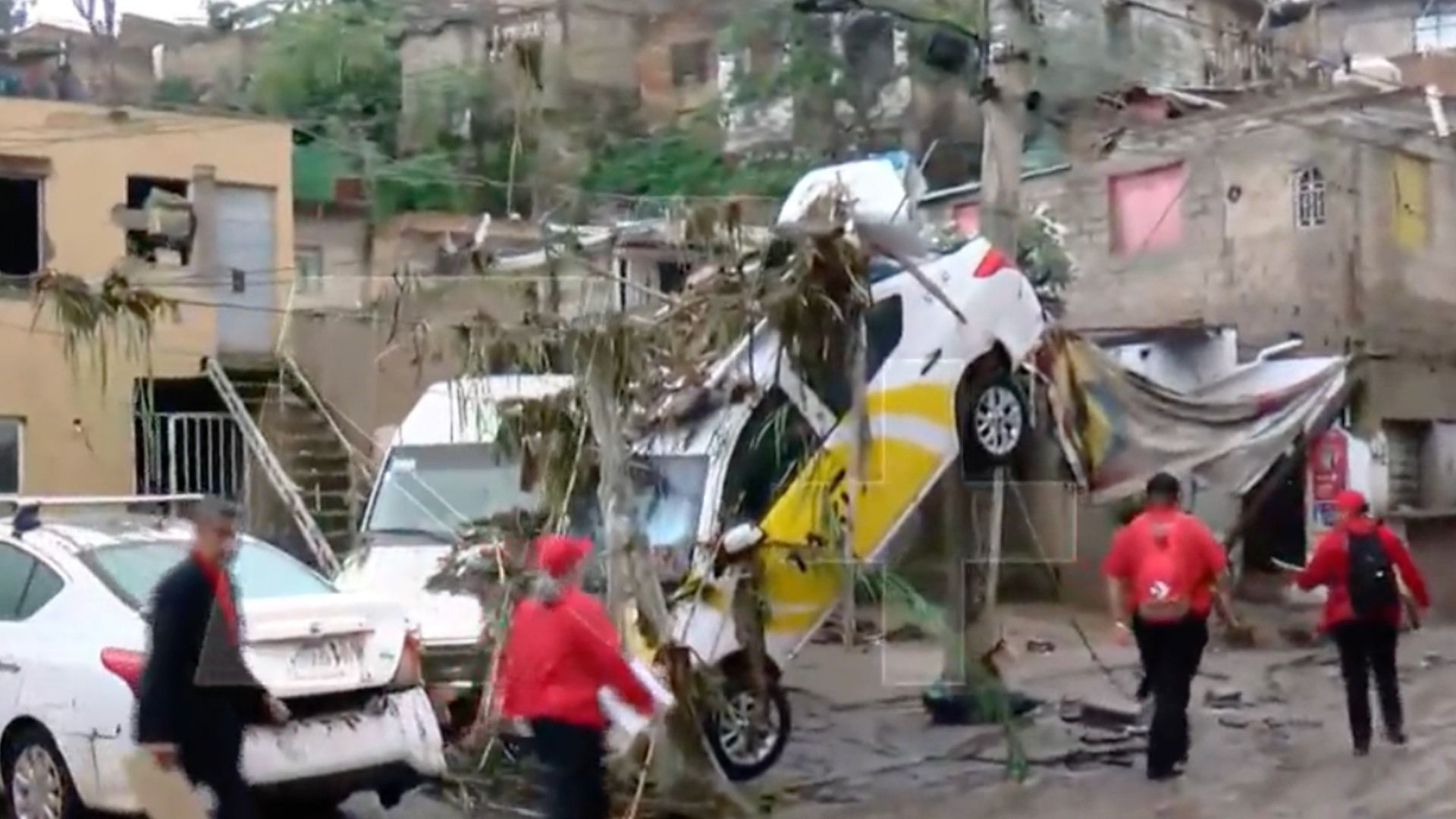 Taxi queda colgando en poste luego de inundaciones en Zapopan