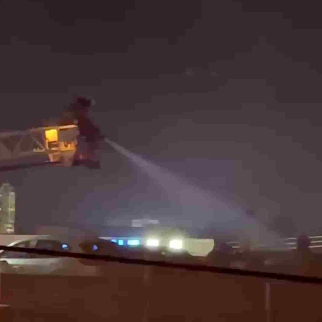 Bomberos conurbados acudieron al llamado de incendio en una agencia de autos en Boca del Río.