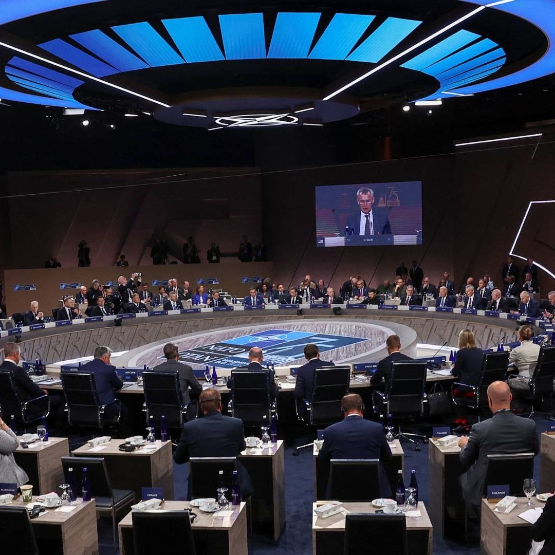 Los líderes de la OTAN mostraron su unidad en la defensa de Ucrania a largo plazo ayer miércoles, día en que comprometieron al menos otros 40 mil millones de euros de apoyo militar para Kiev