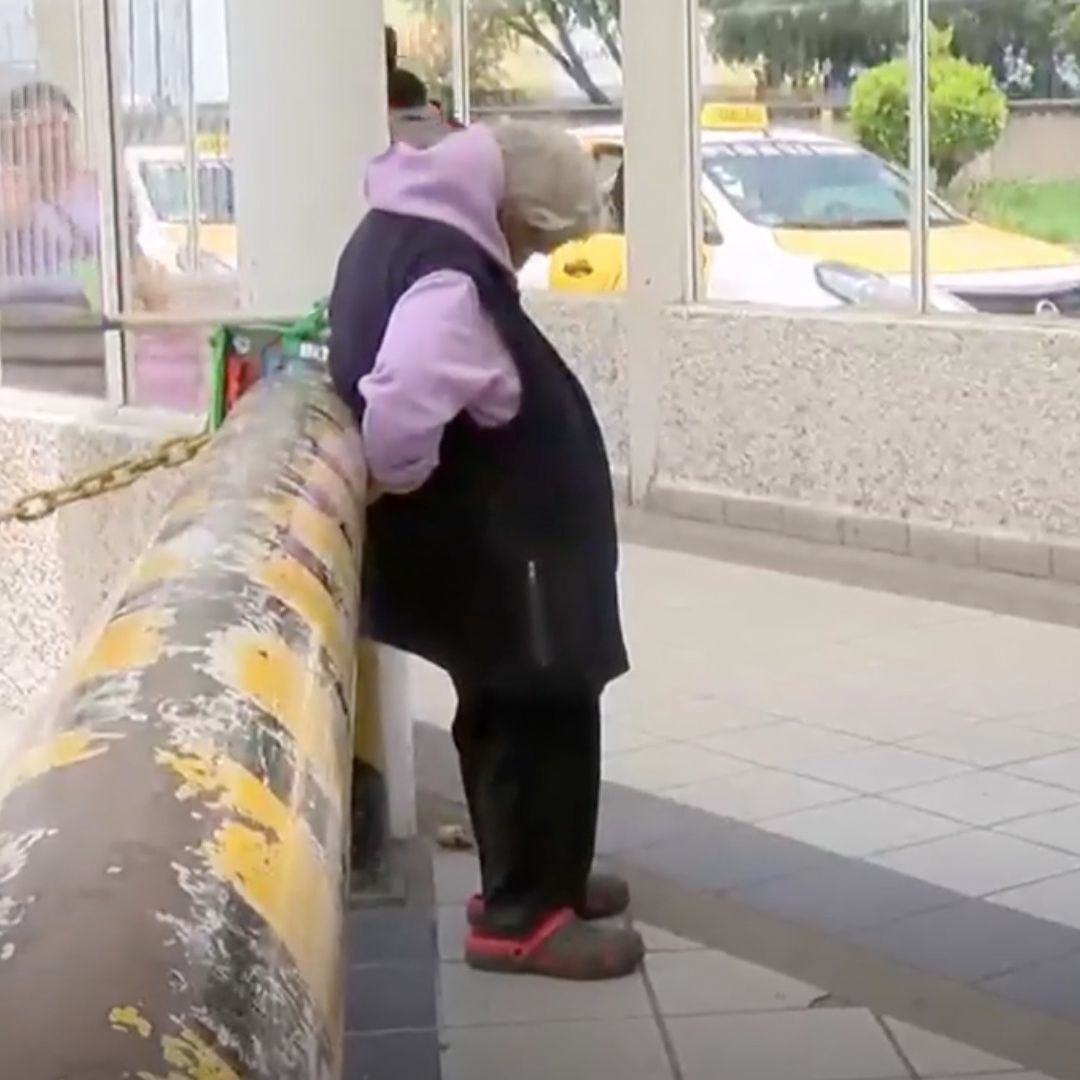 Adulta Mayor Canta, Mientras Espera Regreso de sus Hijos en Central de Autobuses de Puebla