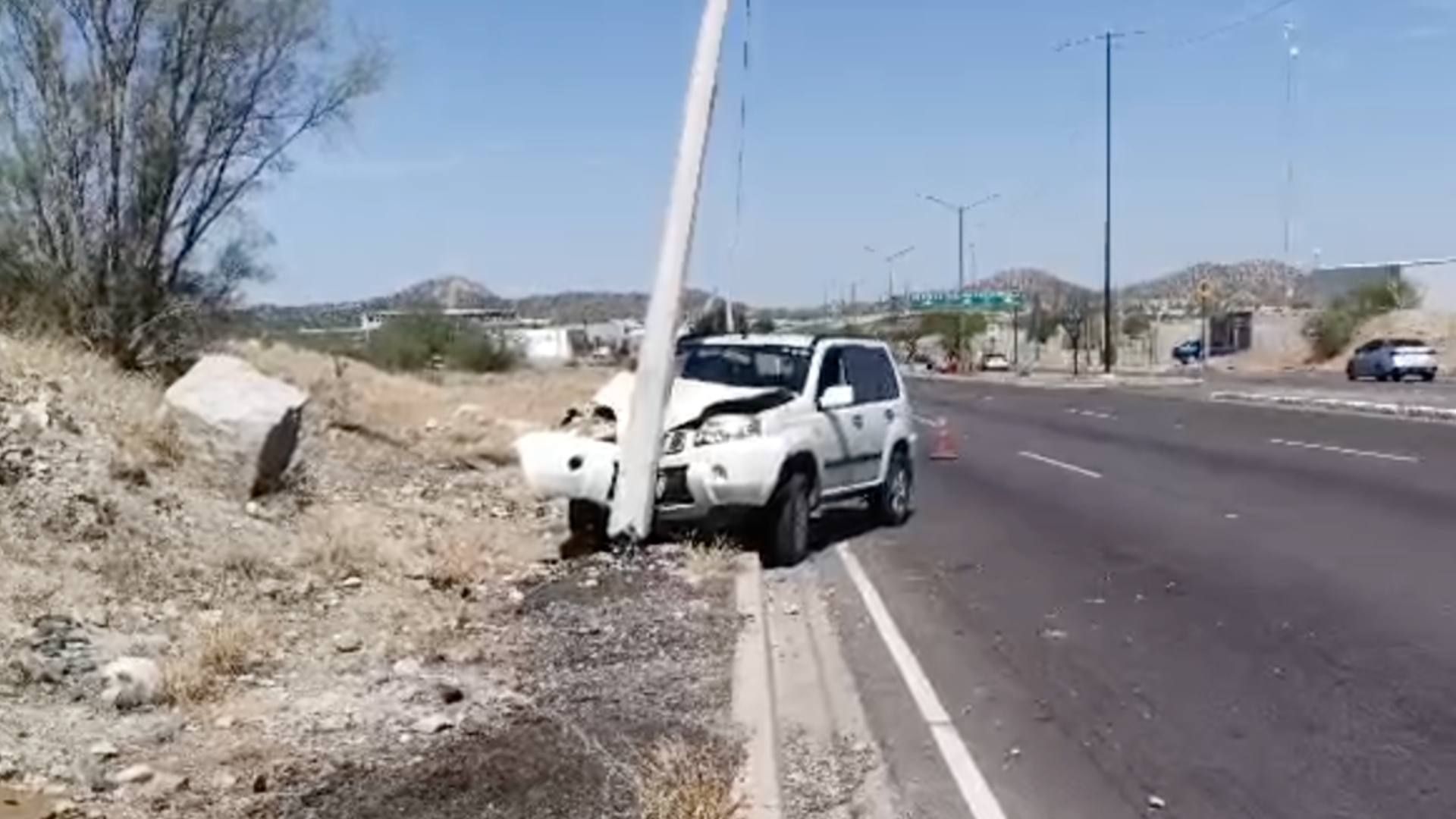 Conductor Resulta Lesionado Tras Impactar Vehículo con Poste de Electricidad en Hermosillo