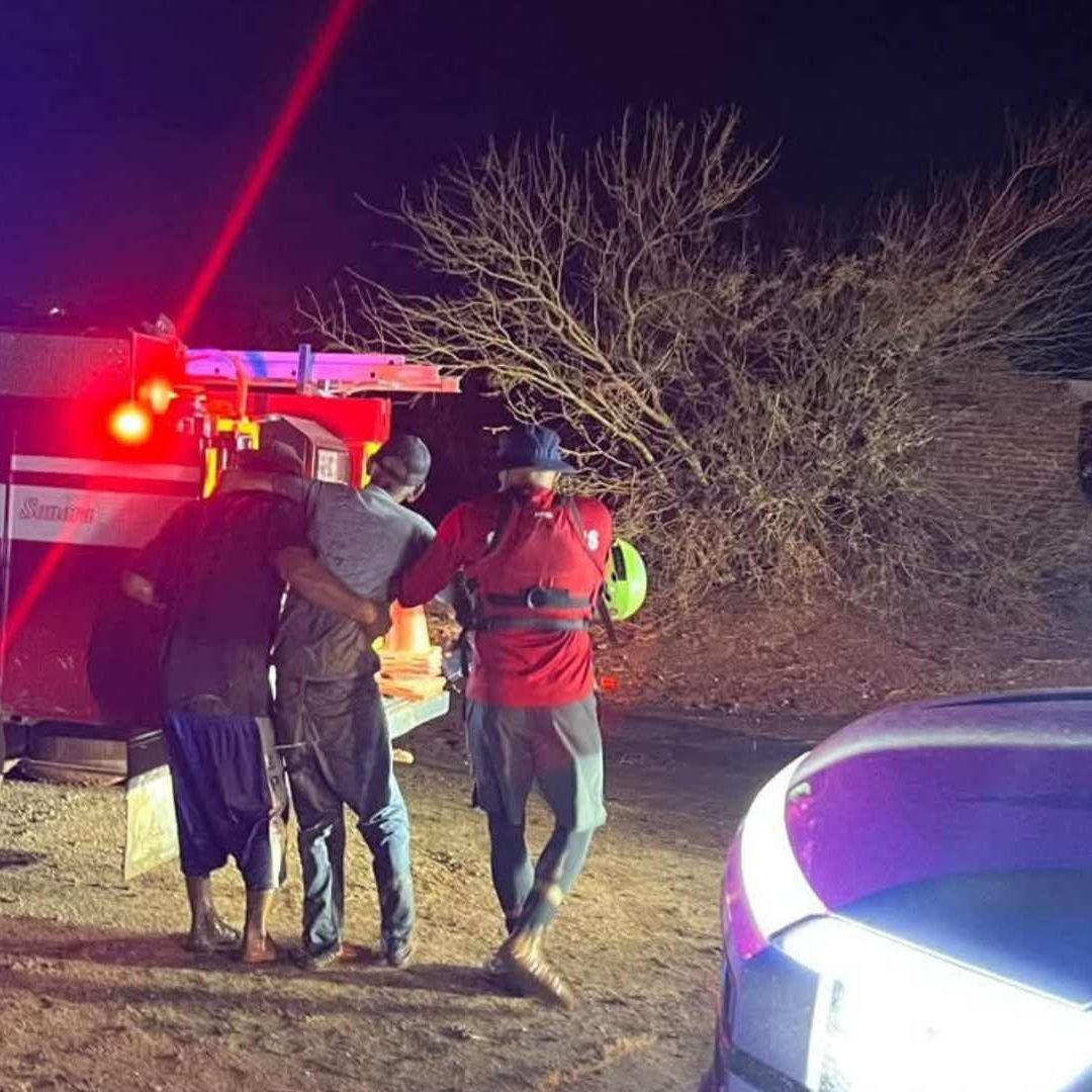 Rescatan a Adulto Mayor Atrapado por Crecida de Un Arroyo en la Costa de Hermosillo