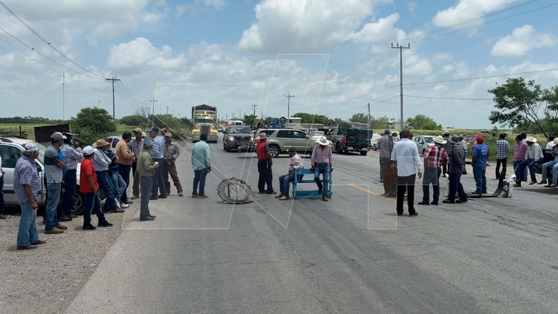 Bloqueo en Carretera Matamoros Victoria por Protesta de Productores Agrícolas