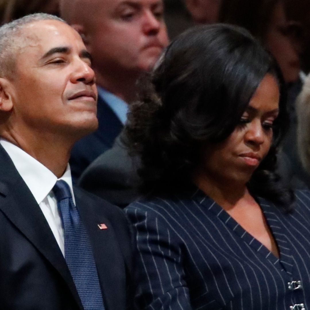Barack y Michelle Obama vestidos sentados durante evento