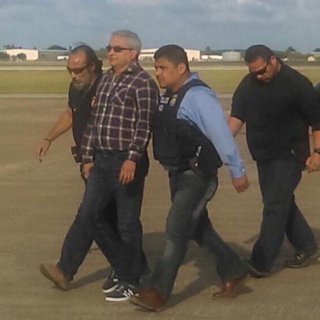 Tomás Yarrington, exgobernador de Tamaulipas, durante su extradición a EUA en 2018.