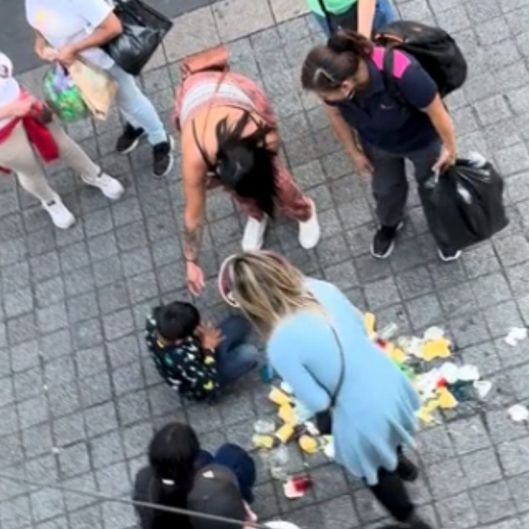 La muestra de solidaridad de los desconocidos que pasaban por las calles del Centro Histórico de la Ciudad de México conmovieron a los usuarios en redes sociales