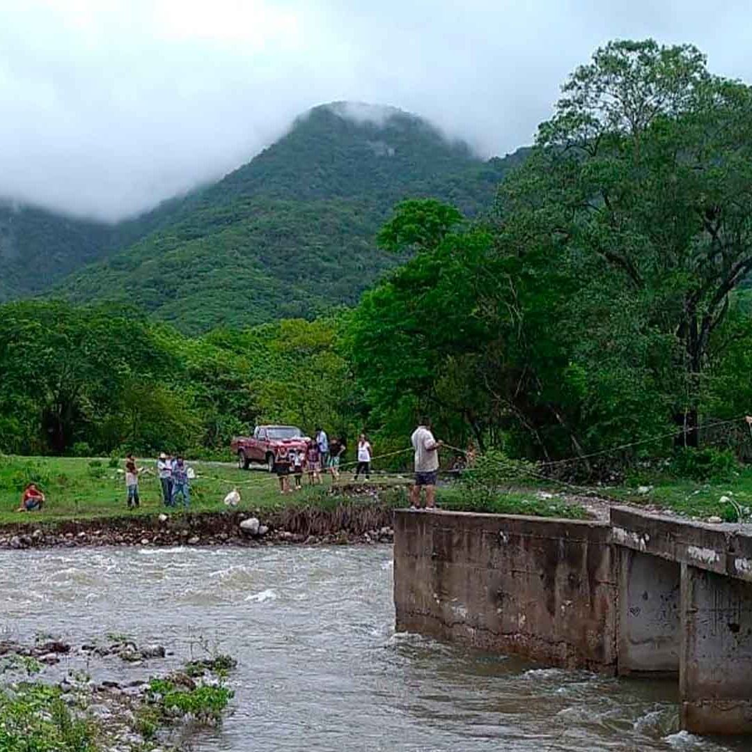 Creciente del Río El Zapatero Obstruye Camino hacia Comunidades en Llera, Tamaulipas