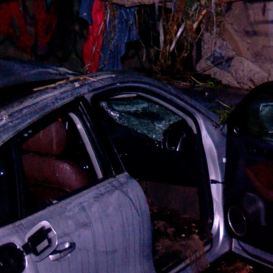 Buscan a adolescente tras ser arrastrada con su auto por la corriente en Zapopan.