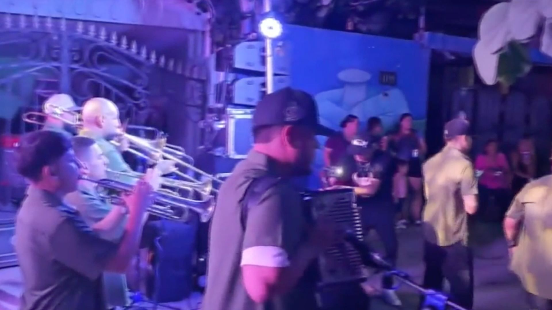 Balean a trabajador de audio en evento musical en Monterrey, Nuevo León