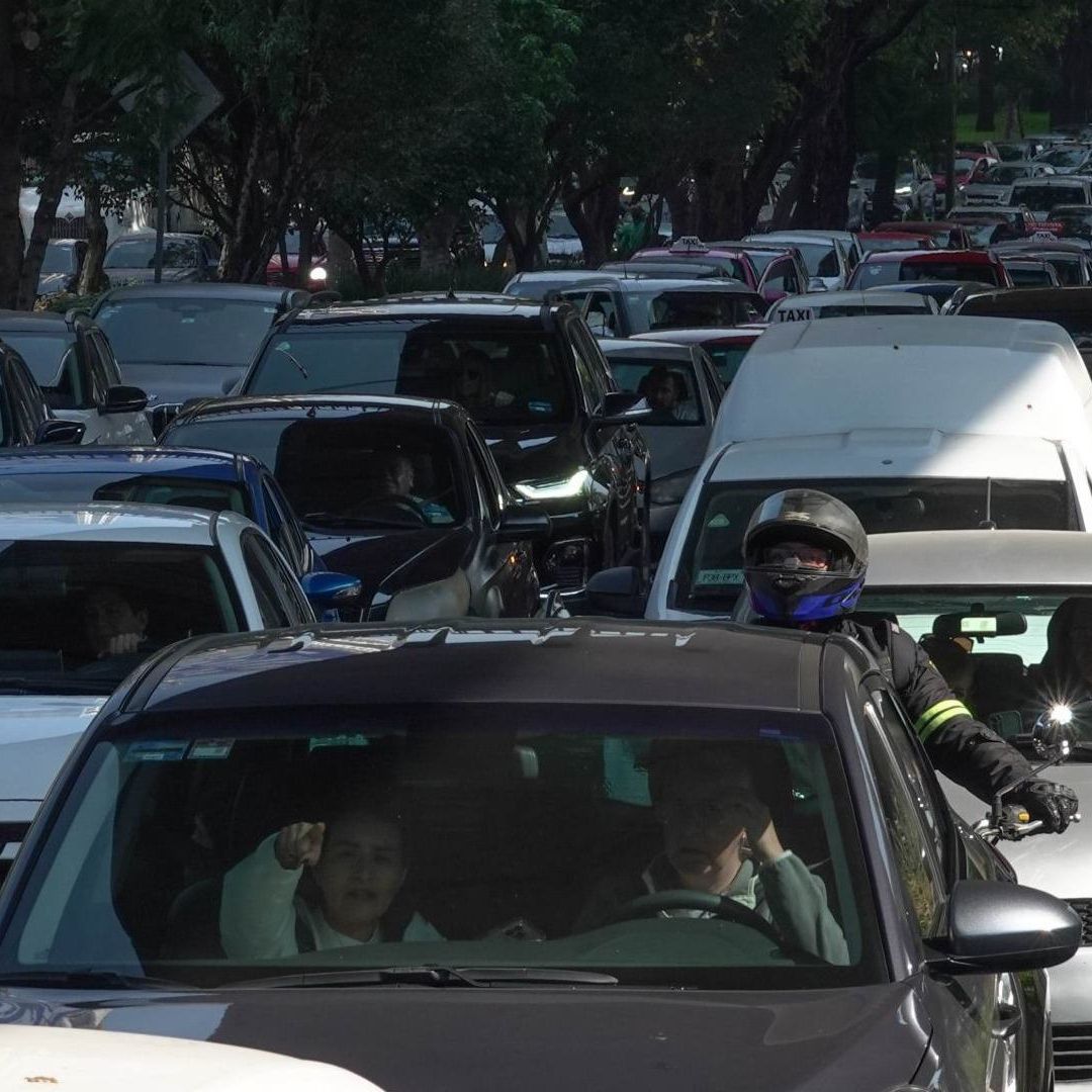 Autos en tráfico en Periférico CDMX
