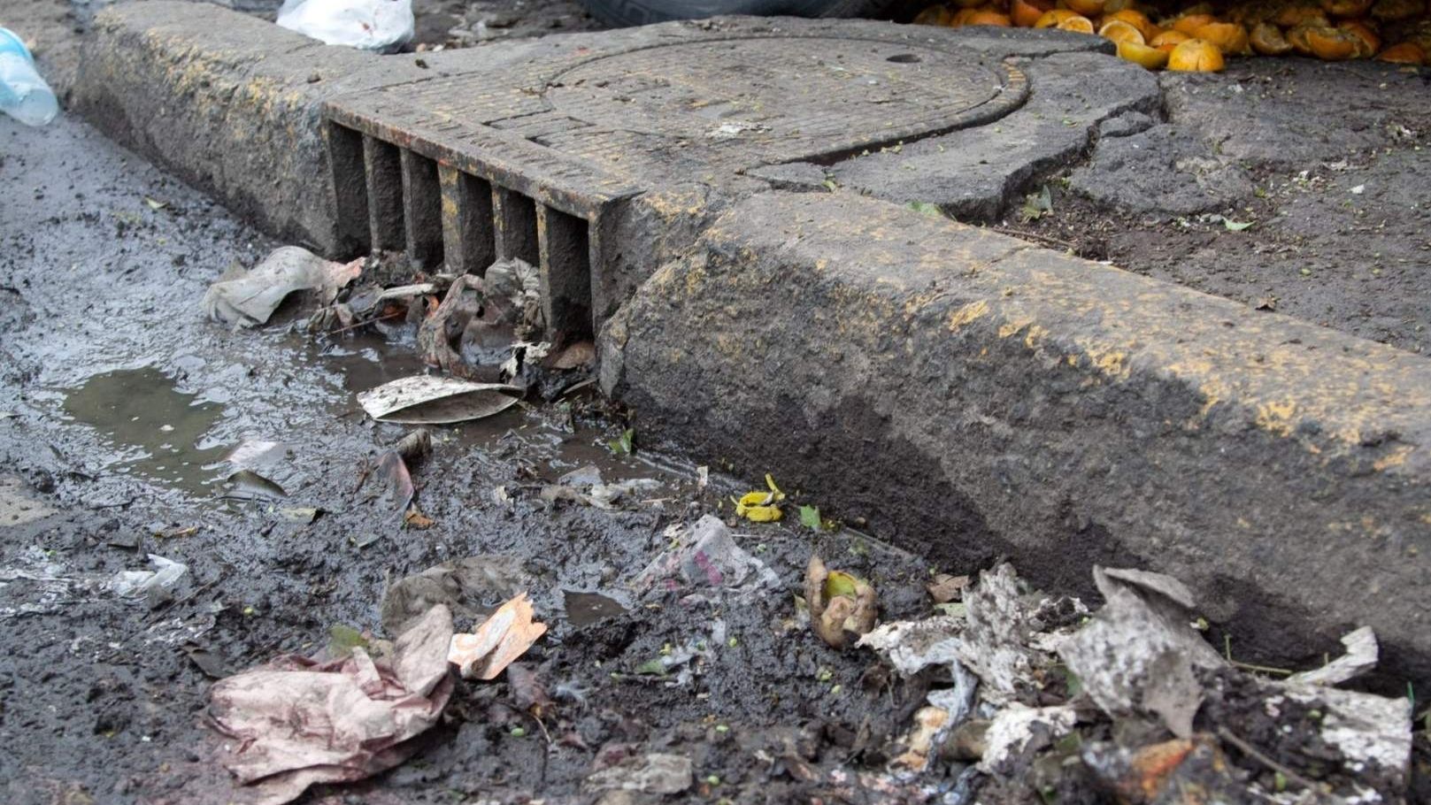 El 80% de las inundaciones en la Cdmx son por el taponamiento de alcantarillas a causa de la acumulación de basura, según Sacmex