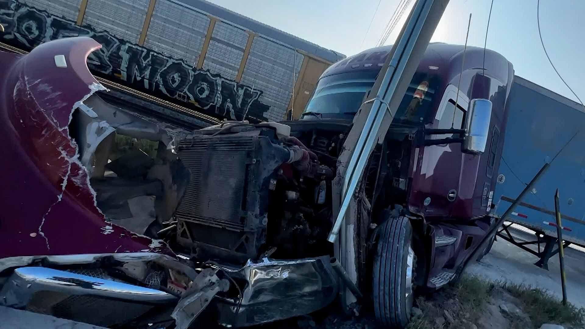 Tráiler es Destrozado por Tren al Intentar Ganarle el Paso en Saltillo