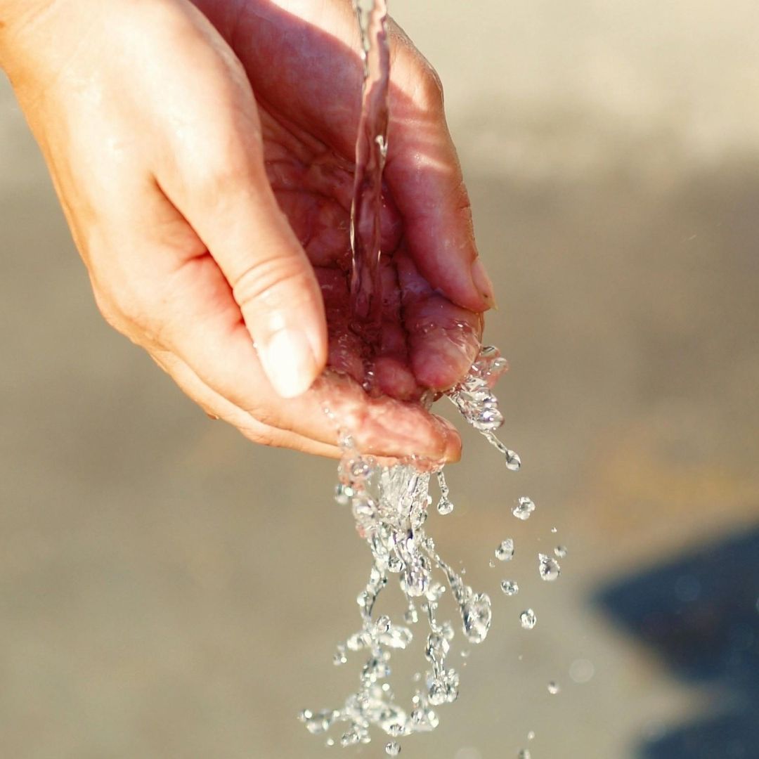 Manos agarrando agua