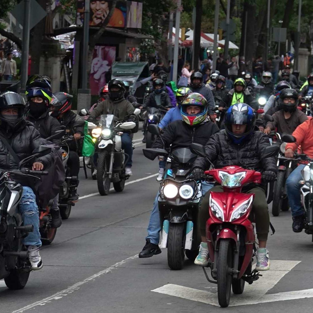 Repartidores por aplicación en sus motocicletas durante protesta