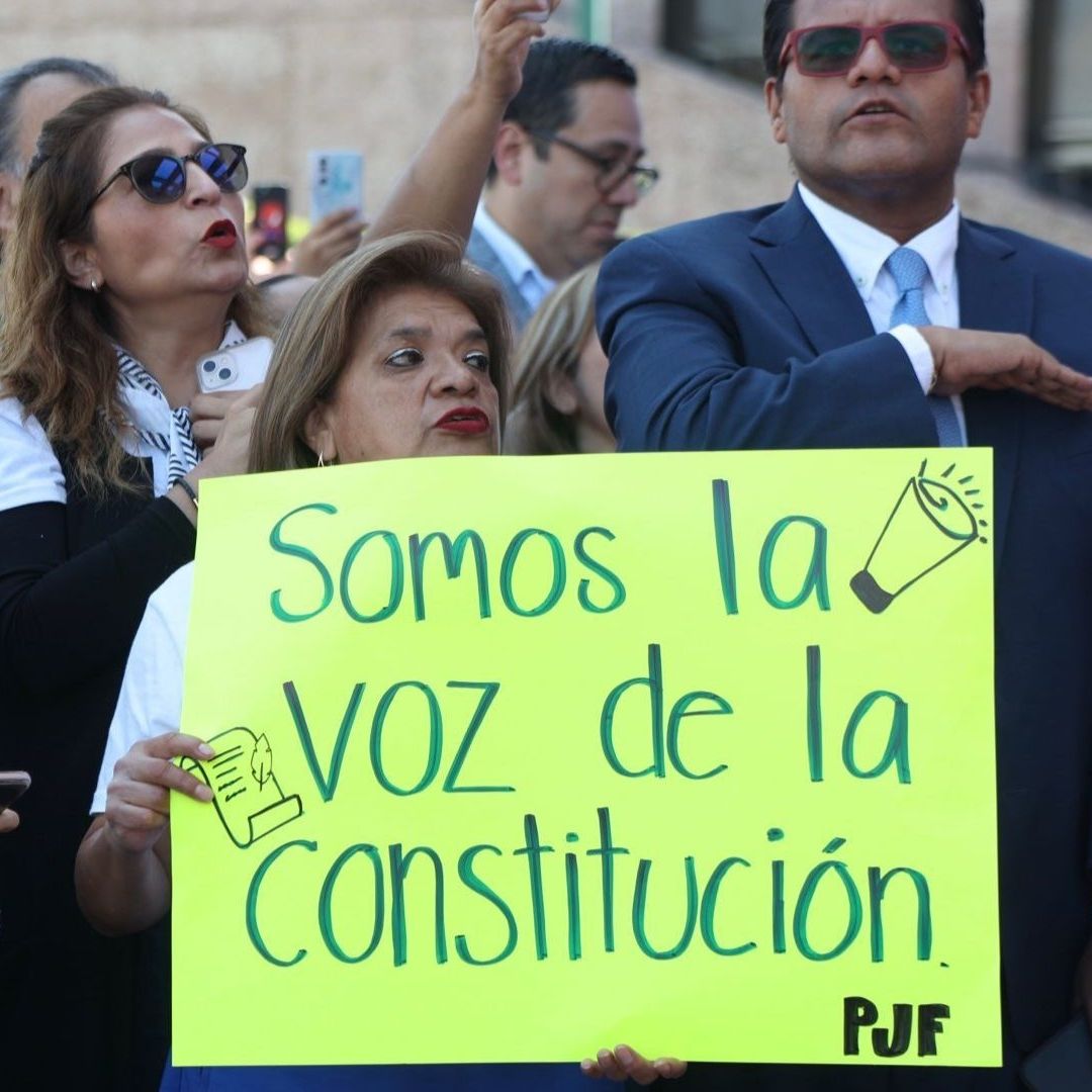 Trabajadores del Poder Judicial de la Federación y organizaciones de la sociedad civil se reunieron en la entrada del Palacio de Justicia con sede en San Lázaro