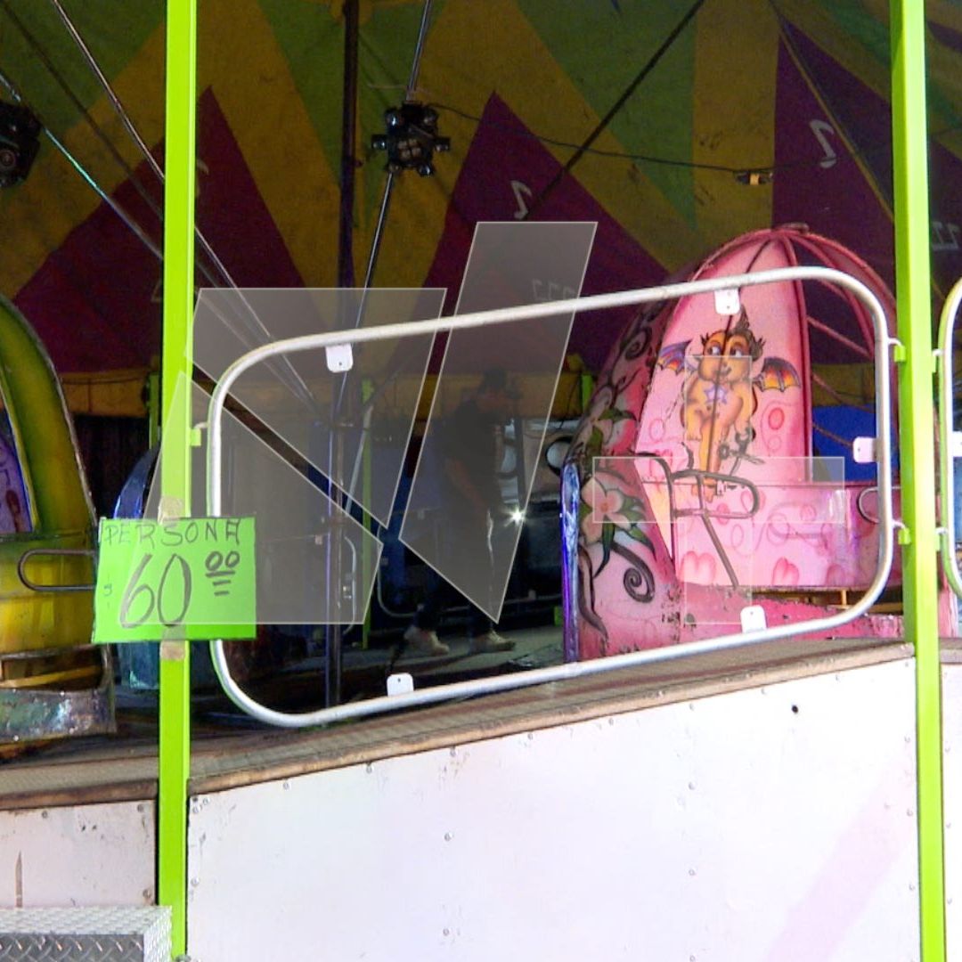 Joven Sale Volando del Juego Mecánico El Remolino en Feria de la Virgen del Carmen en Puebla